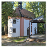 Gleich unterhalb der Annabergkirche befindet sich die Loretokapelle. Normalerweise bleibt ihre Tür verschlossen